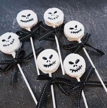 Jack-Skellington-Oreos-in-a-group-on-cutting-board