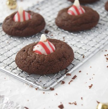 Choclate-Peppermint-Thumbprint-Cookies-close-up